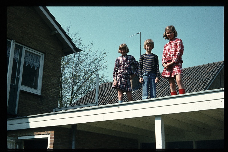 11.Bolsward jun 1974 Brigitte,Marion,Peter.JPG